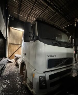 LOTE 02 BEM: VEÍCULO VOLVO / FH 440 6XRT, TRAÇÃO CAMINHÃO TRATOR