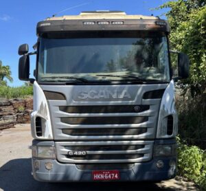 LOTE 12 *SUSPENSO* BEM: VEICULO SCÂNIA G-420-A 6 X 4, PLACA HKN6474, COR PRATA