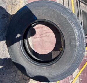 LOTE 06 BEM: : DOIS PNEUS RECAUCHUTADOS 275/80 R 22.5, MARCA MICHELIN - A PARTIR DE 50% NO PRIMEIRO E SEGUNDO LEILÃO